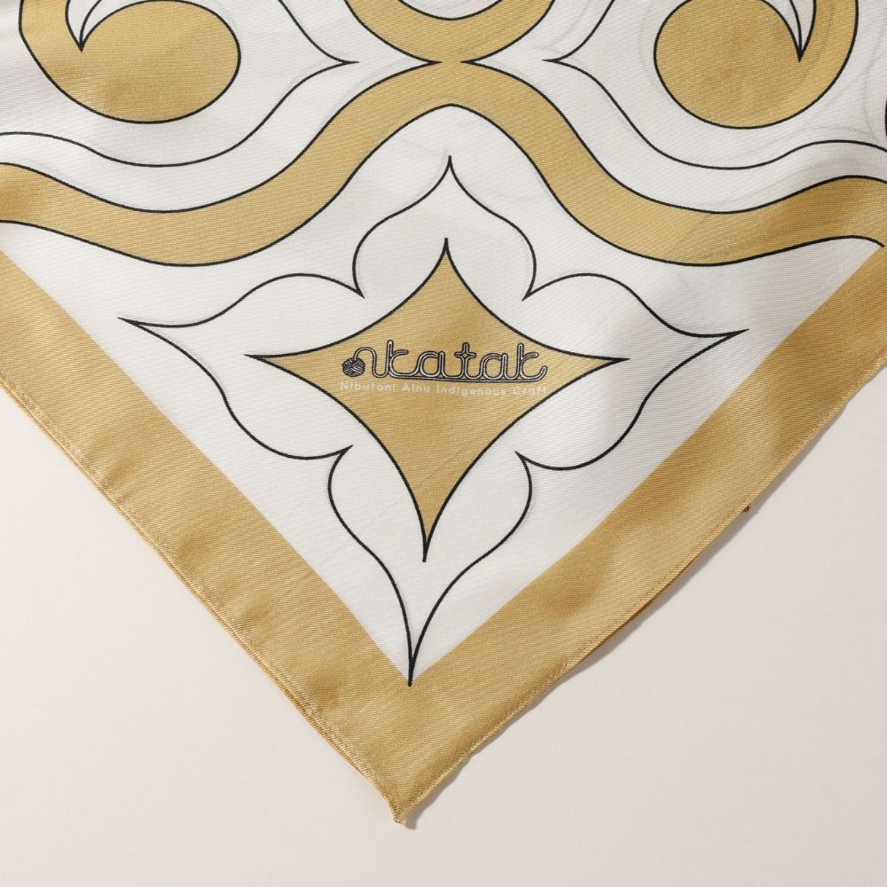 古布・タイ・スリン黄金の山繭(シルク)手織りスカーフ アイヌ文様 シルク スカーフ 90cm×90cm 【関根真紀デザイン】 | イオン